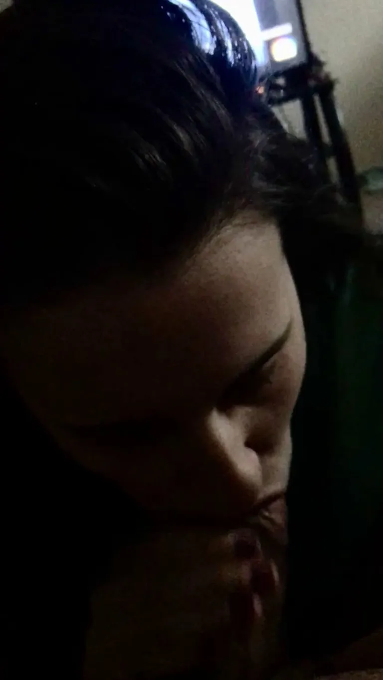 Found a nice carrot getting drinks at the bar, even made it explode 😈🥵🐰🐰 Happy Easter!