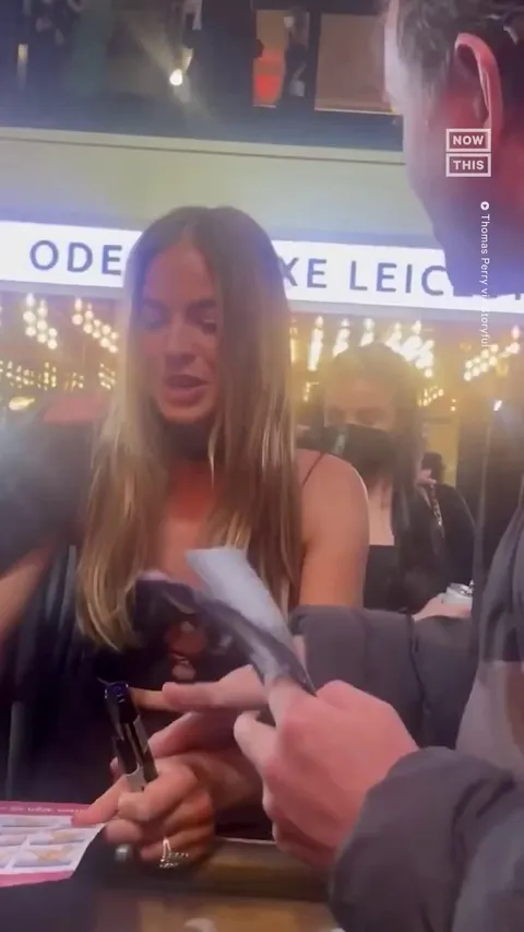 When Margot Robbie spoke in sign language to a deaf fan