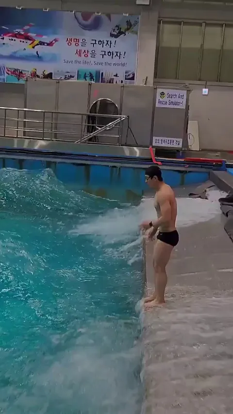 Training in a high-intensity search and rescue simulator that creates realistic rough ocean conditions.