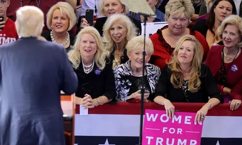 PsBattle: Women Obsessed with Trump