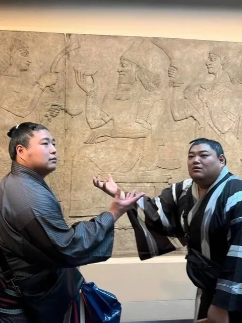 Japans top Sumo Wrestler went to London for a tournament, look at the tourist photos they took