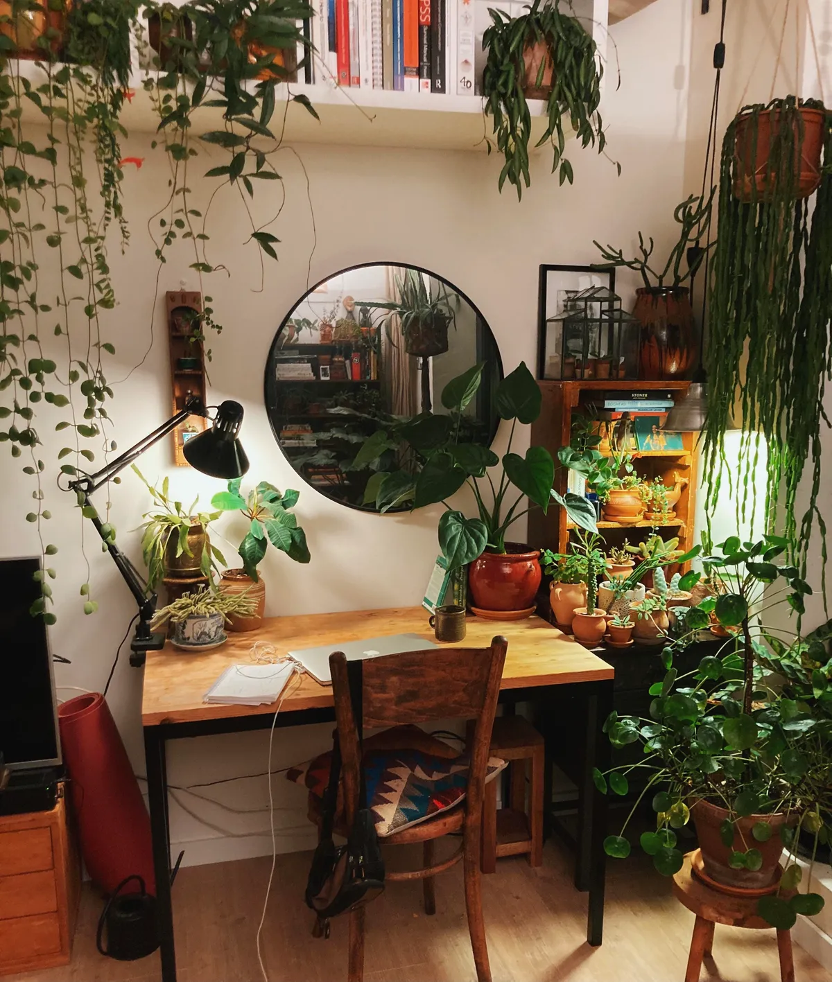 My table became my desk, enter: clutter!