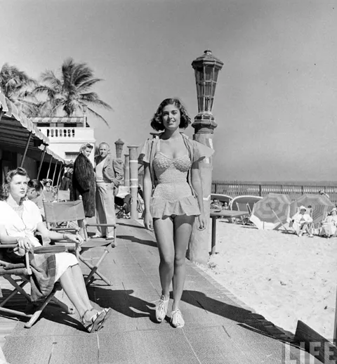 Woman getting disapproving looks, Miami Beach, 1940