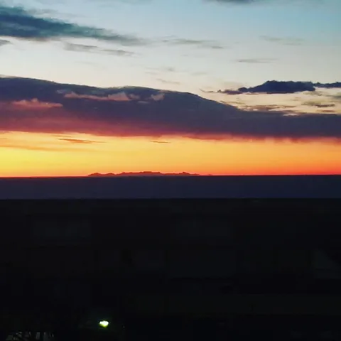 La Corse visible depuis Nice au petit matin