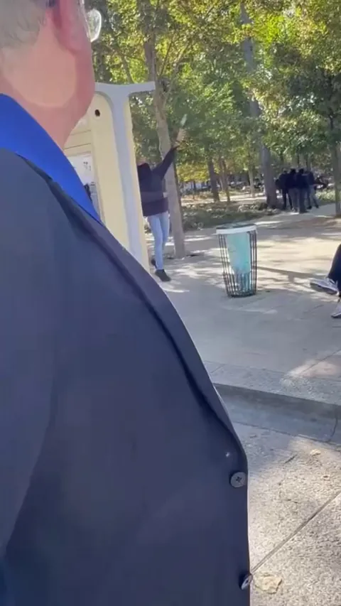 Le député européen Anthony Smith surprend un un individu suspect qui lance des projectiles lors de la manifestation à Reims le 2 octobre 2026