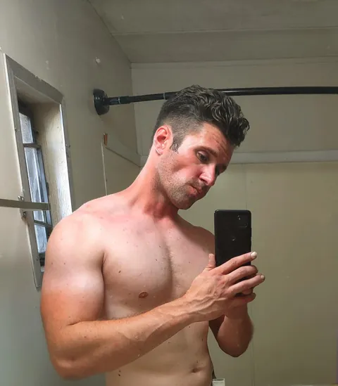 This hung firefighter just wants to breed 😁
