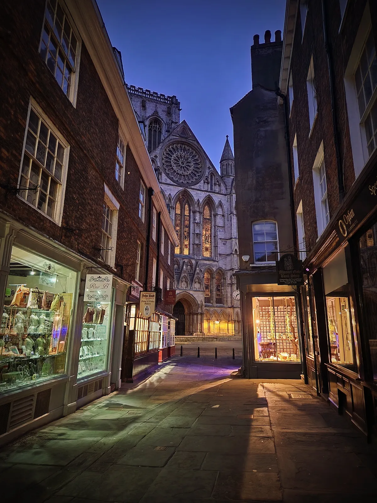 I walk past at 7am most days &amp; thought the glow of light here was welcoming.