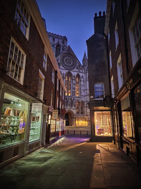 I walk past at 7am most days &amp; thought the glow of light here was welcoming.