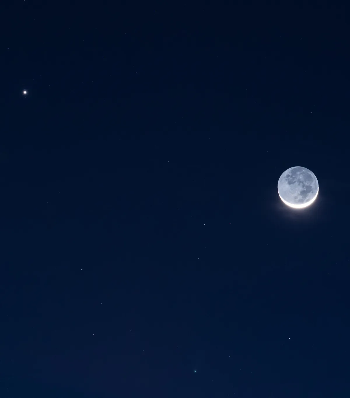 I captured the Moon, Jupiter and a comet in the same frame