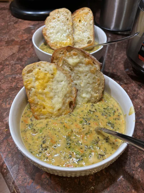 [Homemade] Roasted Broccoli and Cheddar Soup with Cheesy Garlic Bread