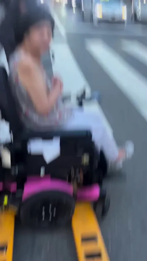 A woman's mobility device broke down so a man with a pallet jack helped her out.