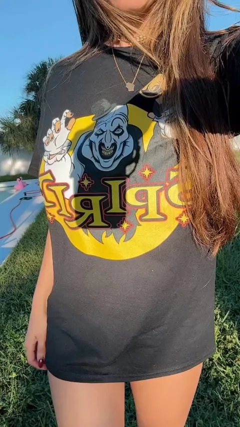 Here’s what I’m hiding under my oversized t shirt..😏 [reveal]