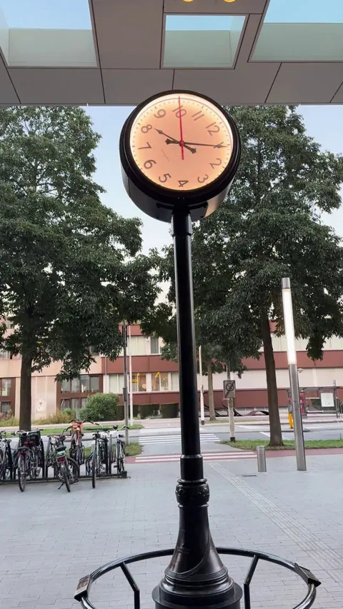 This weirdly fascinating gyroscopic clock