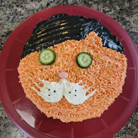 My wife made this cake of a cat...