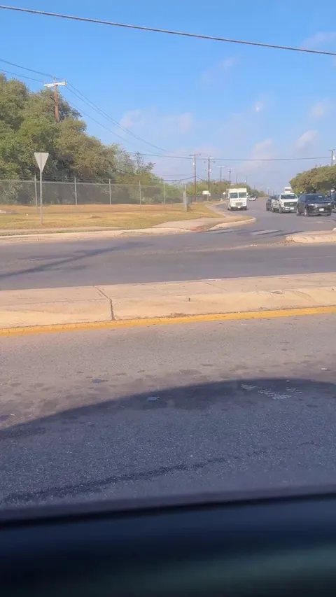 [OC] When you think driving on the wrong side will get you there faster – San Antonio edition 🚗💨🚦😅
