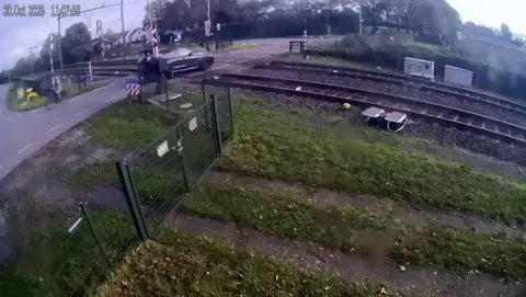This morning in the Netherlands a truck got stuck on a railway crossing.