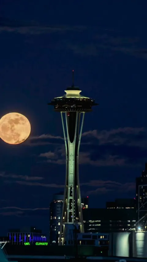 Timelapse of the Pink Moon rising behind the Space Needle