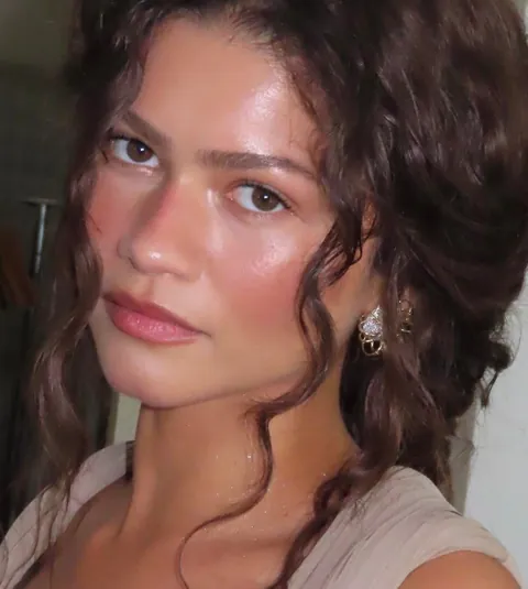 Seeing The Odyssey tonight so decided to recreate Zendaya’s blush inspired look