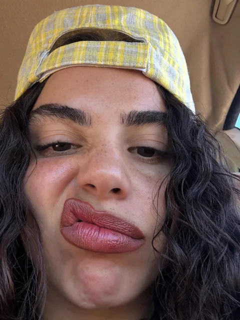 this pose do something to me 😭