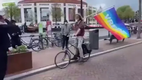 In the Netherlands, a man with an LG*T flag tried to participate in a pro-Palestinian rally, but was quickly denied access by Muslims. He was told to get out and that people like him will never be welcome in the ‘noble Palestinian cause’.