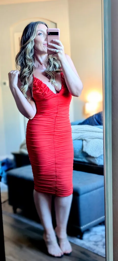 I was told this was the perfect dress for Valentine's Day. I don't have big plans (just babysitting my nephew and eating Thai food once he falls asleep), so I thought I'd share it here ❤️