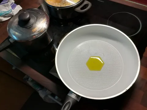 My pan makes hexagonal oil shapes