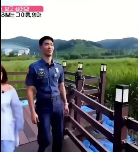 Filipino policeman reunites with Korean mom after 31 years of searching