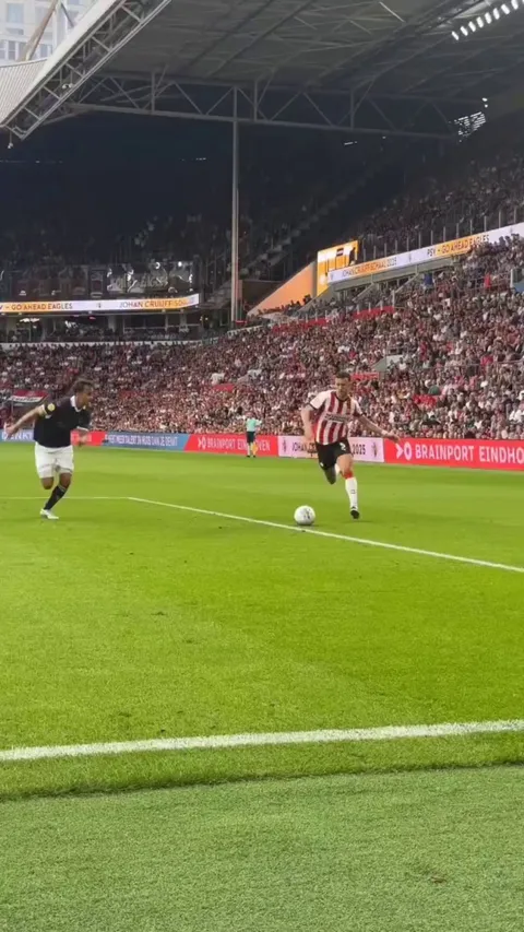 Ivan Perisic swiping his face over a journalist's laptop