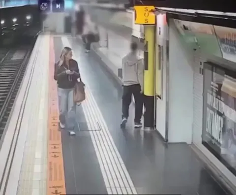 She didn’t take her eyes off him. Her instincts were on point. She hit SOS before he even fell no hesitation