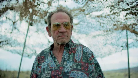 First Image of Tommy Lee Jones in 'Wander' - Plays an eccentric conspiracy theorist &amp; private detective investigating a local murder. - Also starring Aaron Eckhart, Katheryn Winnick and Heather Graham.