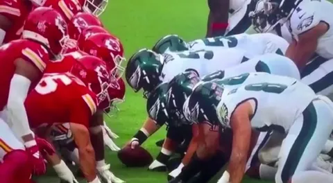 [Highlight] Multiple Eagles offensive linemen false start on tush push
