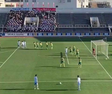 The most bizarre setpiece routine pulled off in a Japanese football match 😂😂