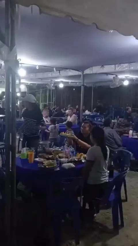 Foreign tourists in Thailand accidentally walked into a funeral thinking it was a food festival, but instead of being turned away, the family welcomed them and served them food.