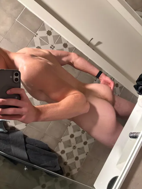 Front or back? Need a daddy to show me the ropes 🫣