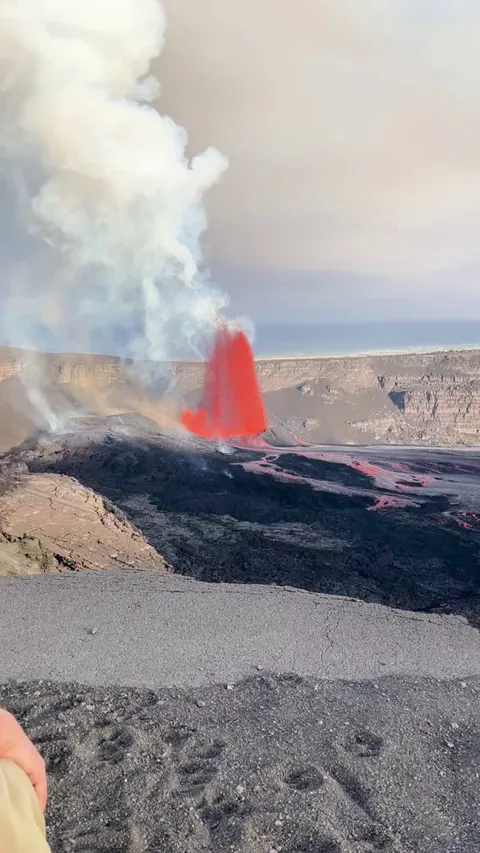 Kilauea is erupting again on the Big Island of Hawaii. I live 20 minutes away and got this vid.