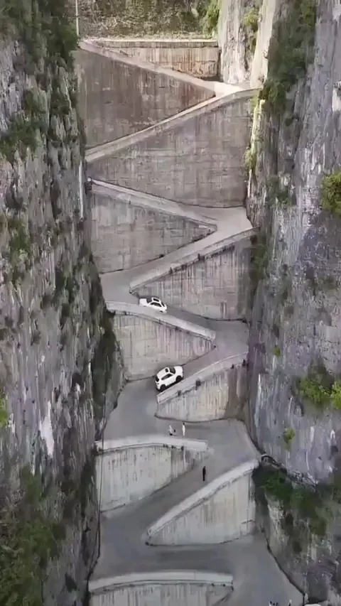 Behold the Lingpaishi Zigzag Road in Wuxi, Chongqing.