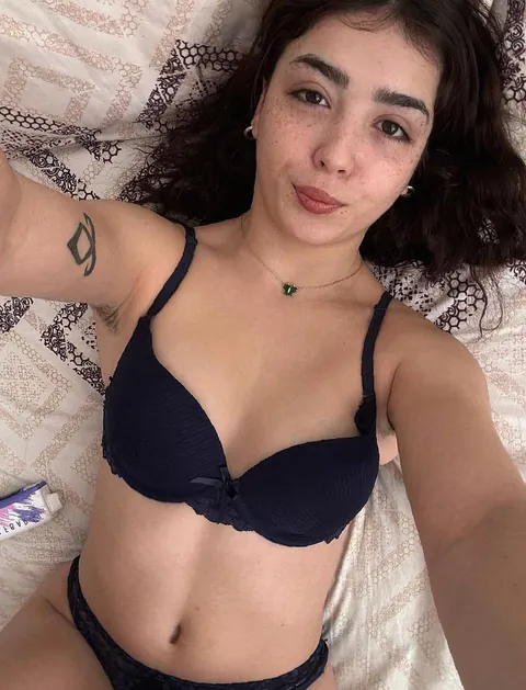 Am I really sexy in black? like I really did not shave my pits so pls dont mind okay