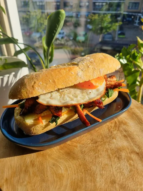Banh mi with fried egg and chicken [0C]