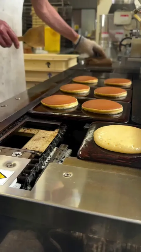 Pancake conveyor in Japan