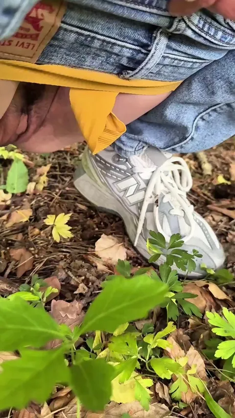 A long walk during which I couldn't hold it anymore, look how my pussy is squeezed from my panties