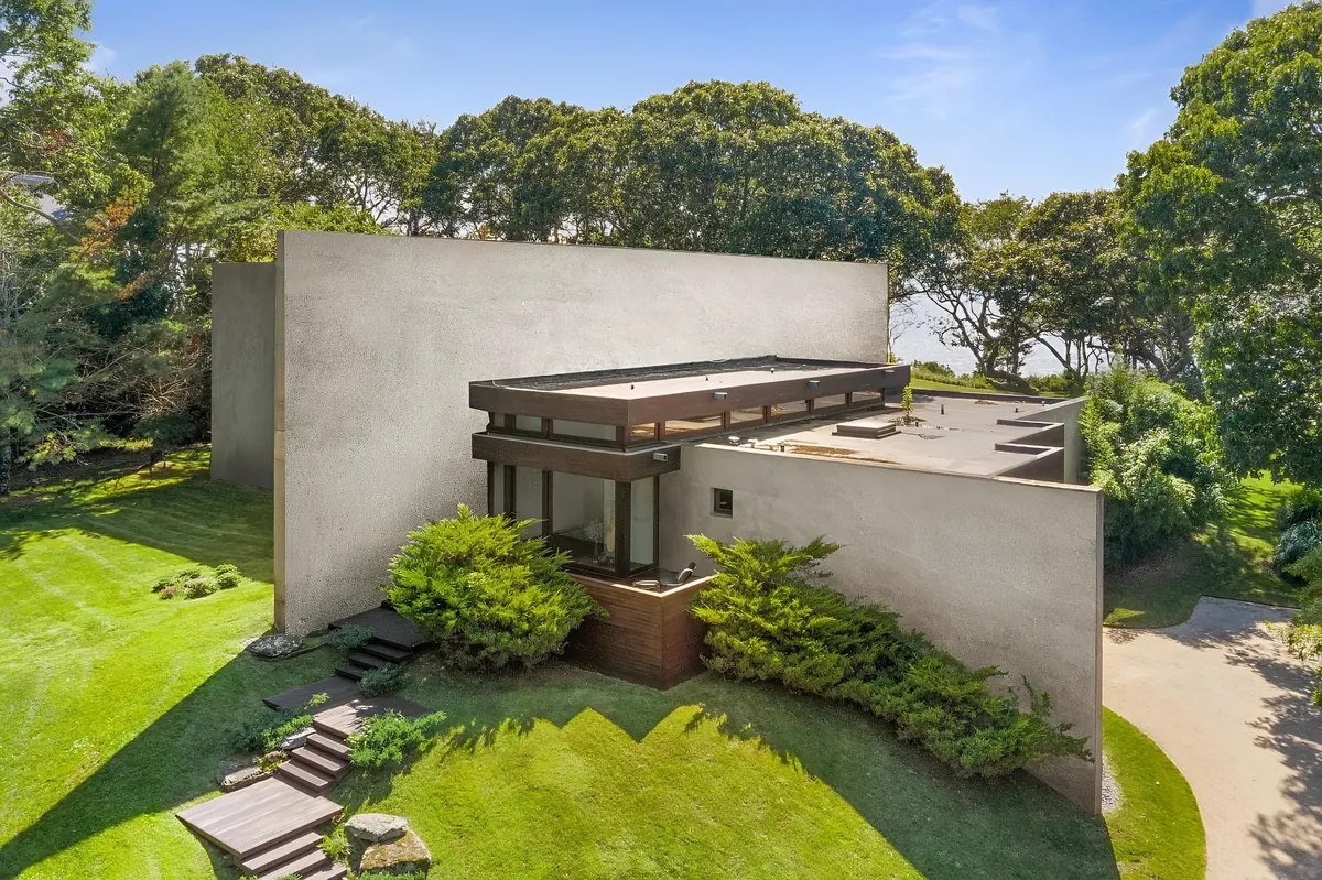 Brutalist Style House (Sag Harbor, Suffolk County, New York, US).