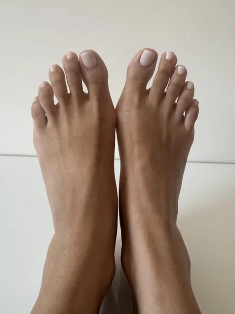What do you think of my toes? 😘