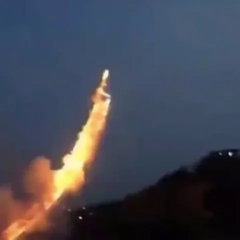 A Chinese artist creates stunning 500m ladder in the sky with fireworks in tribute to his grandmother