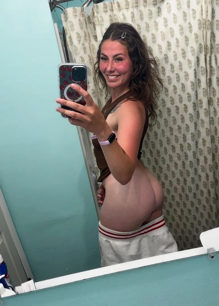 Born in 1999, 1 kid... Am I still hot? 🫣➡️ F26