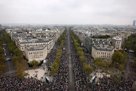 Huge crowds in Paris for Pope Leo visit