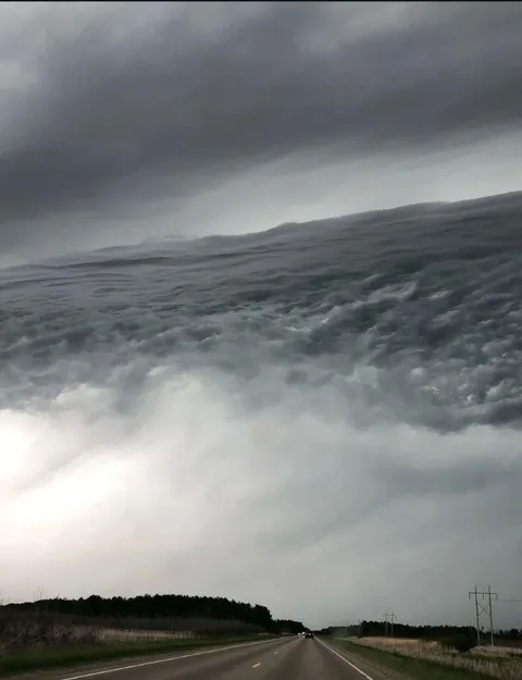 The sky resemble ocean waves