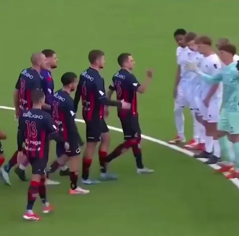 Days after losing his dad, 21 yo Brent debuts, saves penalty - rival fans applauded, sang to him, hugged him tight. Kindness united both sides during the match!