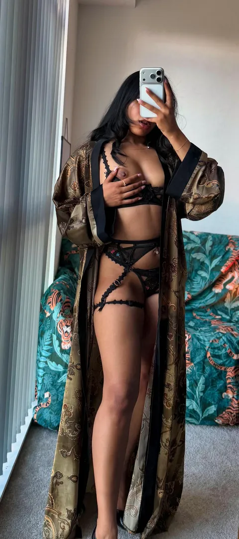 [F] Proof that Desi girls do it better 🖤